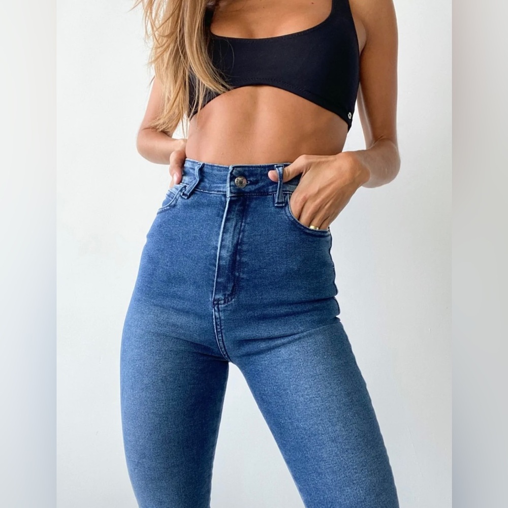 Chipre Basic Denim Satya fit. High waisted stretch size 28.